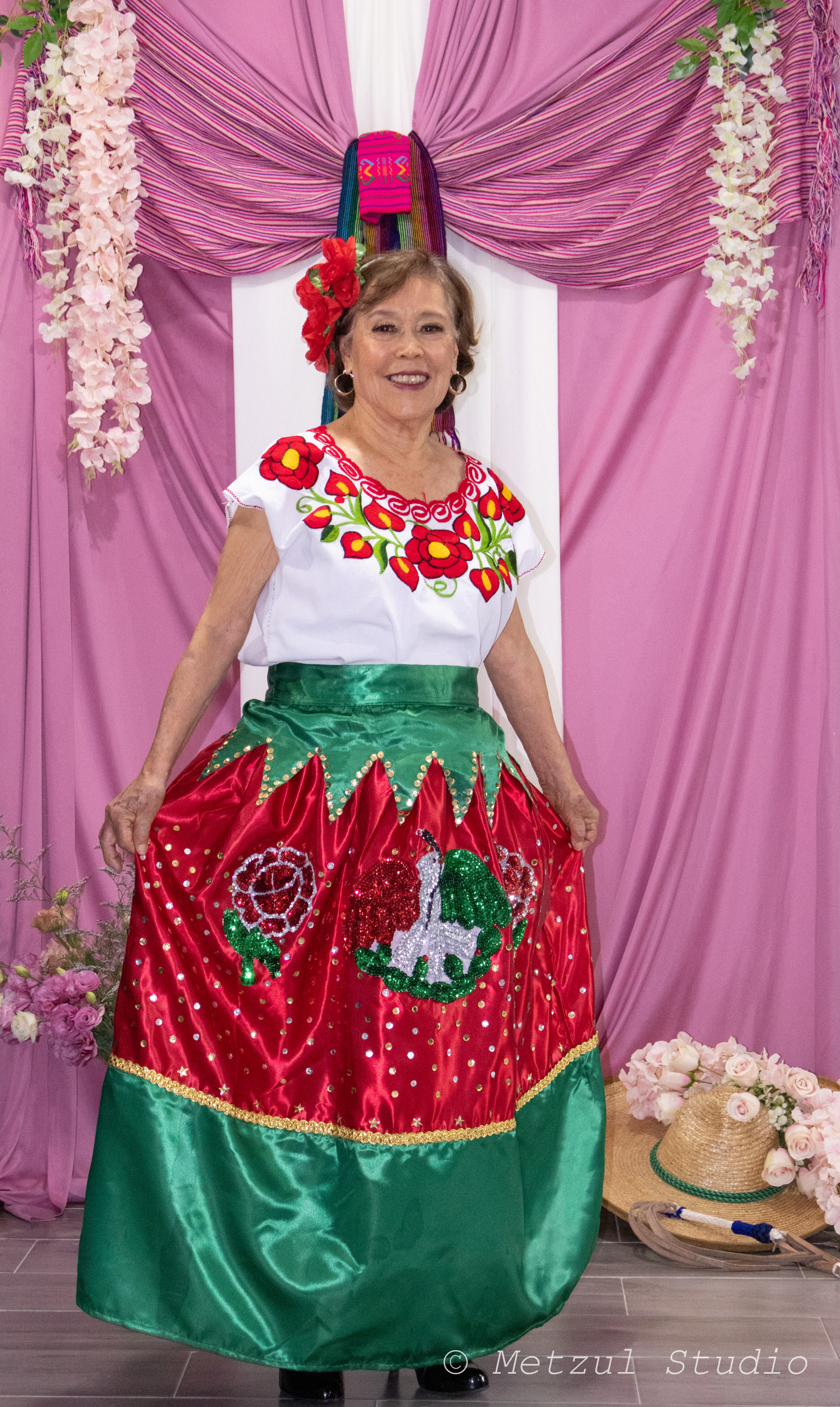Alicia con vestido tradicional mexicano
