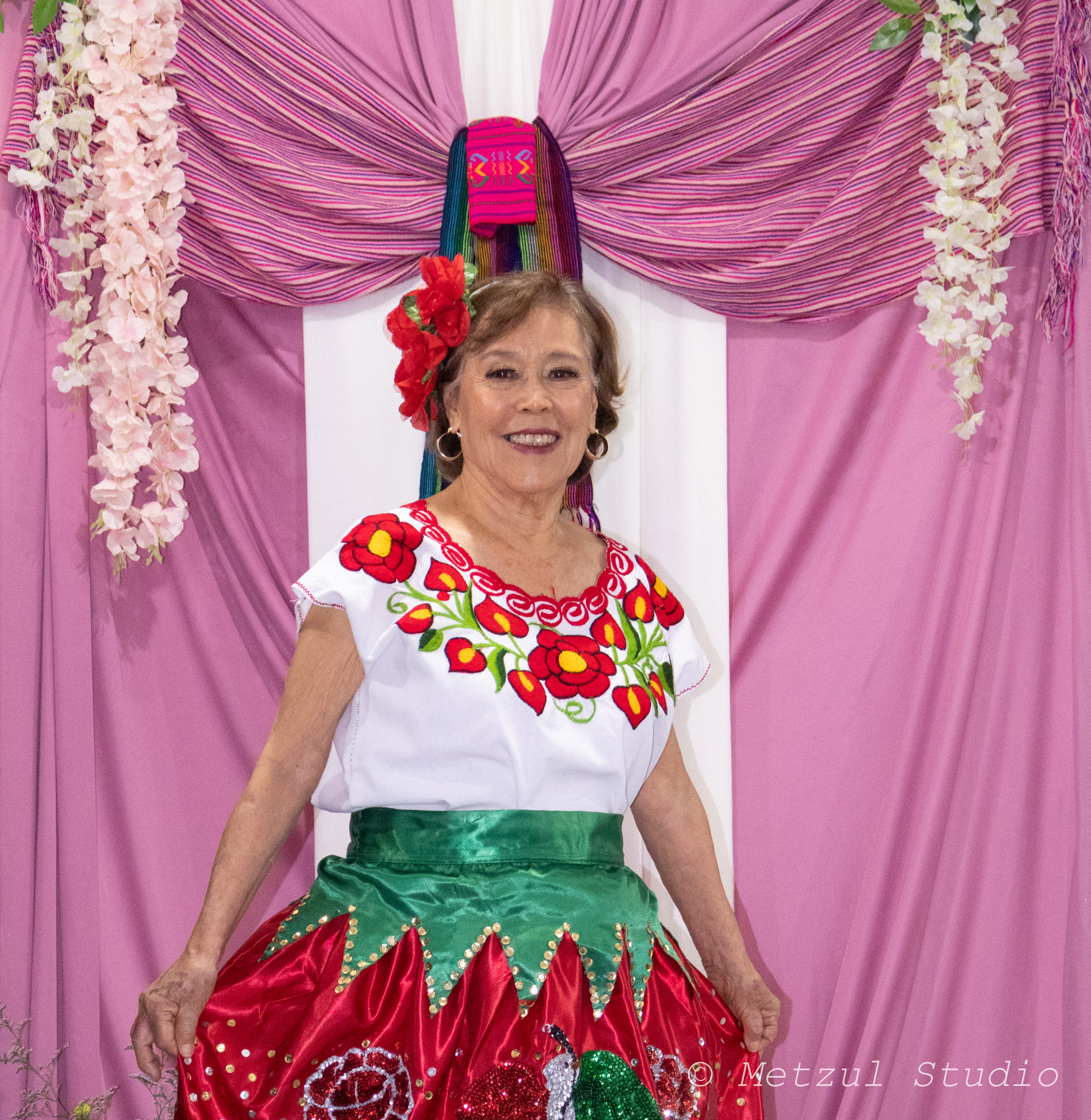 Alicia con vestido tradicional mexicano