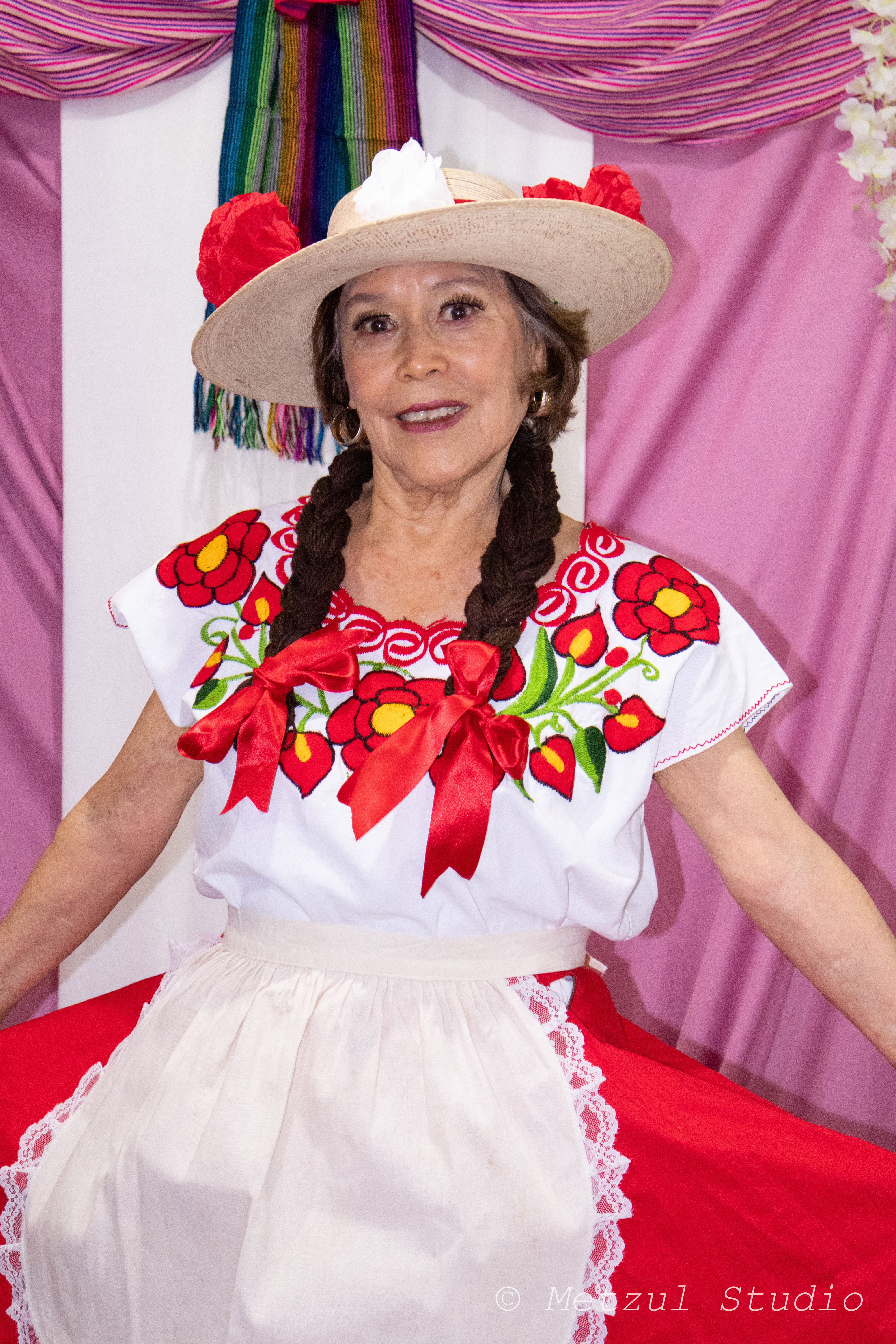 Alicia con vestido tradicional mexicano