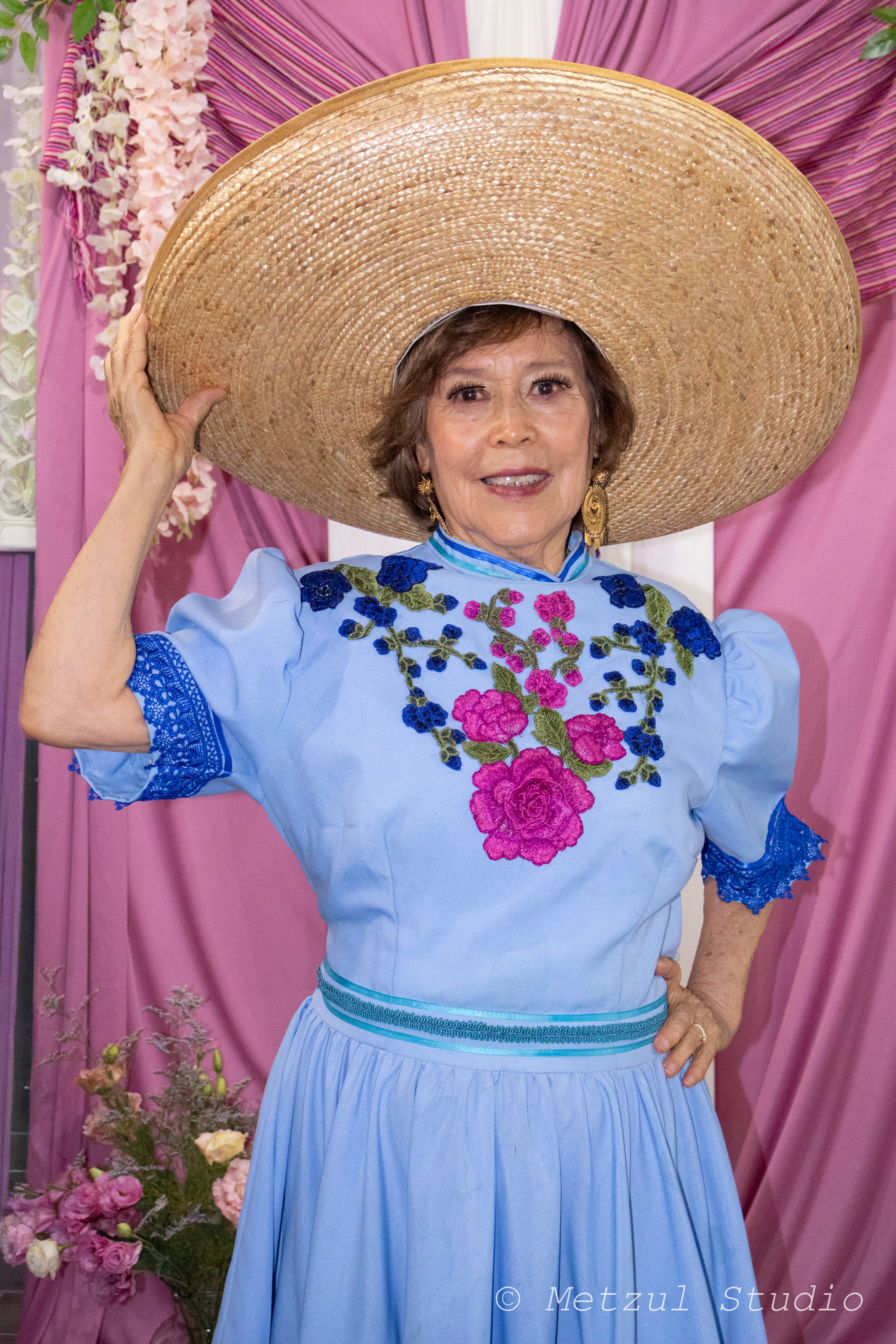Alicia con vestido tradicional mexicano