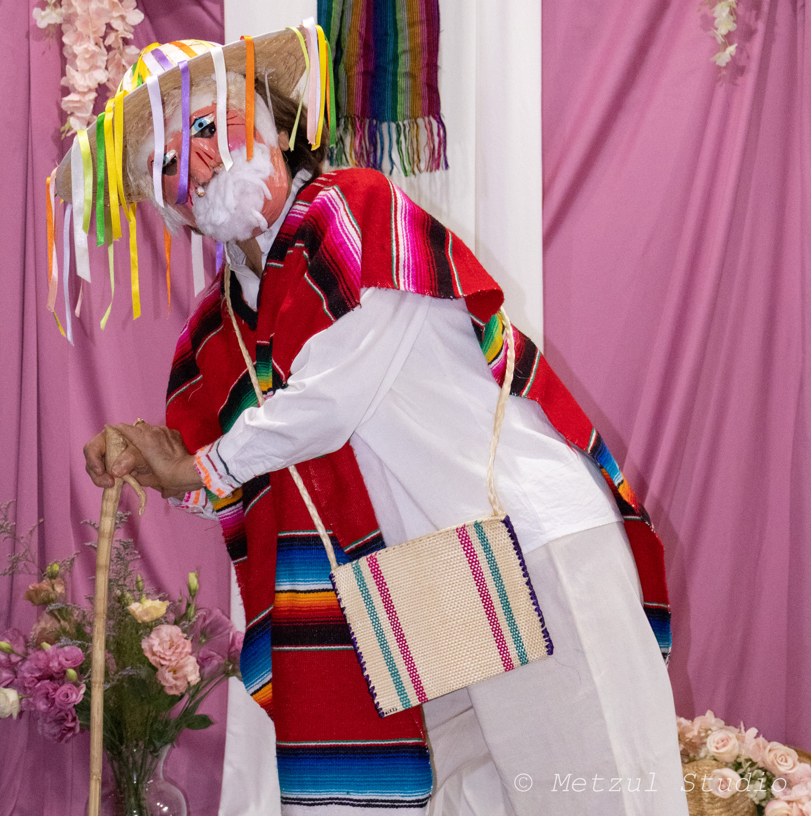 Alicia con vestido tradicional mexicano